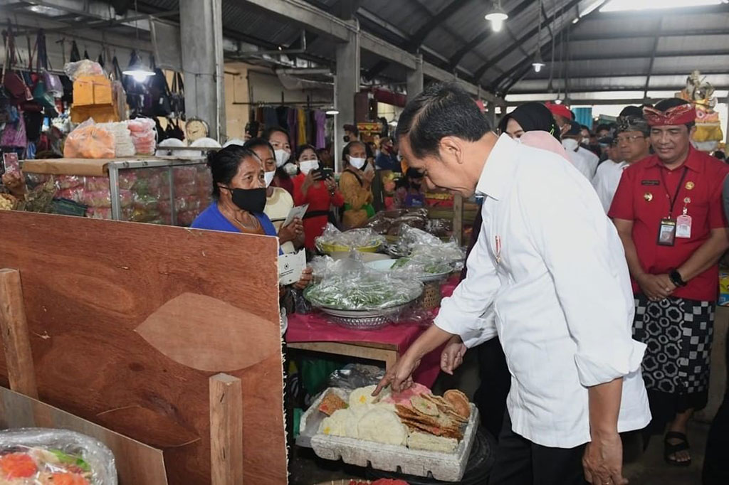 Di sepanjang kegiatan itu, Presiden menyempatkan diri berbincang dan menyerahkan paket bantuan sembako, menyalami para pedagang, dan masyarakat.