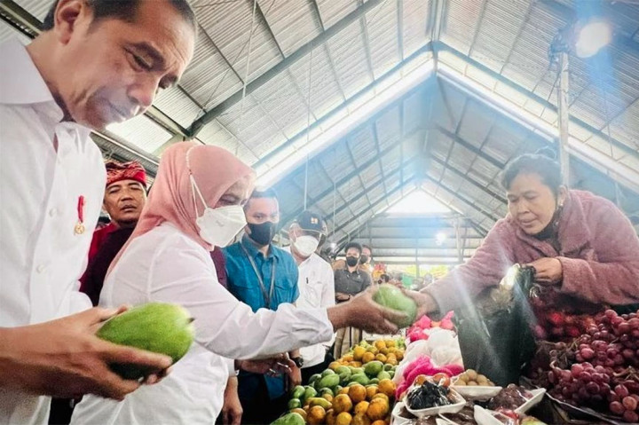 Tidak lupa, Ibu Iriana juga menyempatkan diri untuk membeli buah, seperti jeruk, mangga, dan kedondong dari para pedagang.