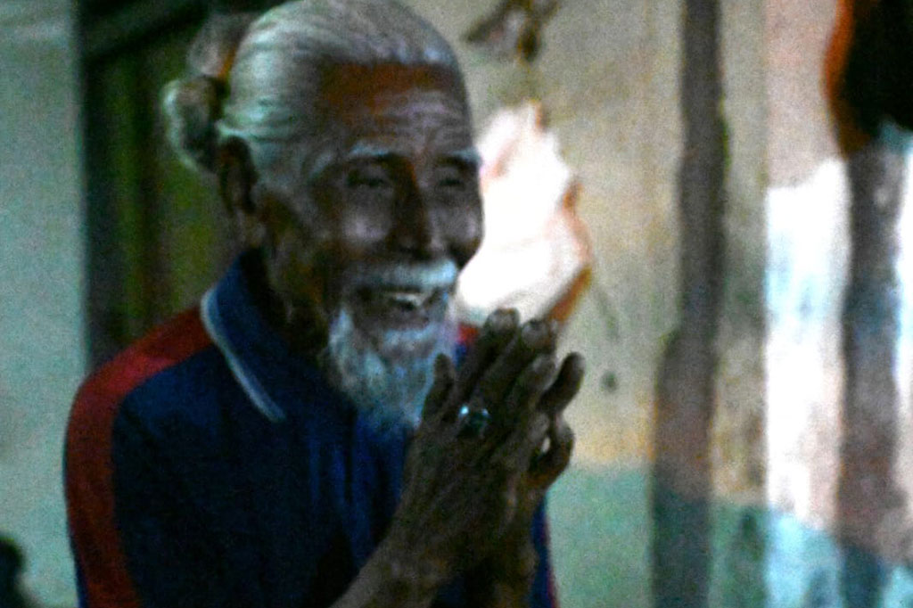 Menurut Wayan, Presiden sempat bertanya terkait kondisinya sehari-hari. Mulai dari kesehatan hingga pekerjaannya. Wayan mengaku mendapat bantuan uang senilai Rp2 juta serta kebutuhan pokok lainnya dari Presiden.