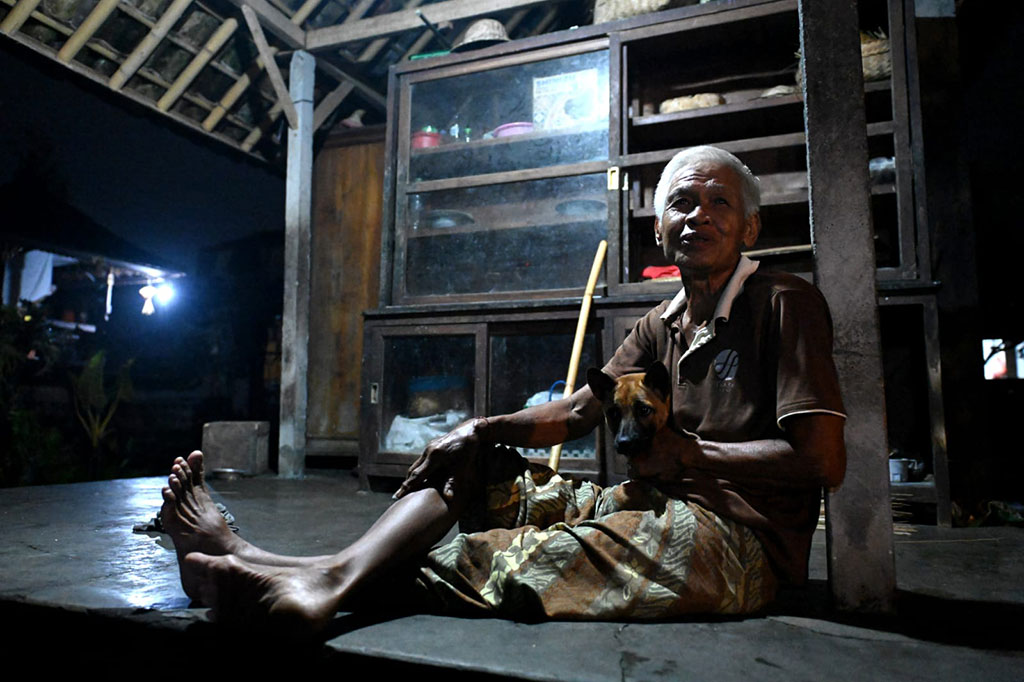 Ketut mengaku tidak menyangka akan kedatangan Presiden Jokowi ke rumahnya. Bahkan ia merasa terharu karena Presiden Jokowi datang dan memberikan berkah kepada dirinya.