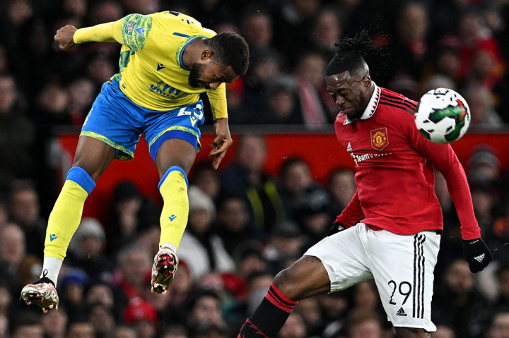 Nottingham balas melalui serangan balik cepat pada menit ke-15, tetapi usaha mereka masih bisa dipatahkan di lini tengah MU.