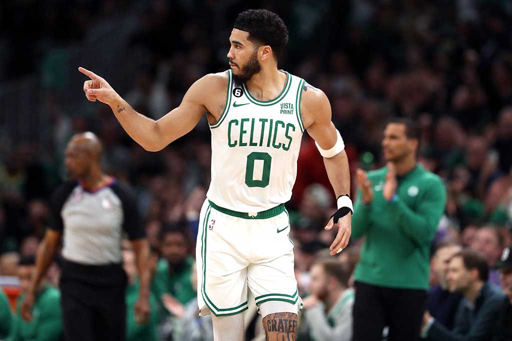 Jayson Tatum mencetak 31 poin dan sembilan rebound, dan rekan satu timnya Jaylen Brown menambahkan 26 poin, saat kedua bintang Boston Celtics tersebut melesakkan tujuh lemparan tiga angka dalam satu pertandingan.