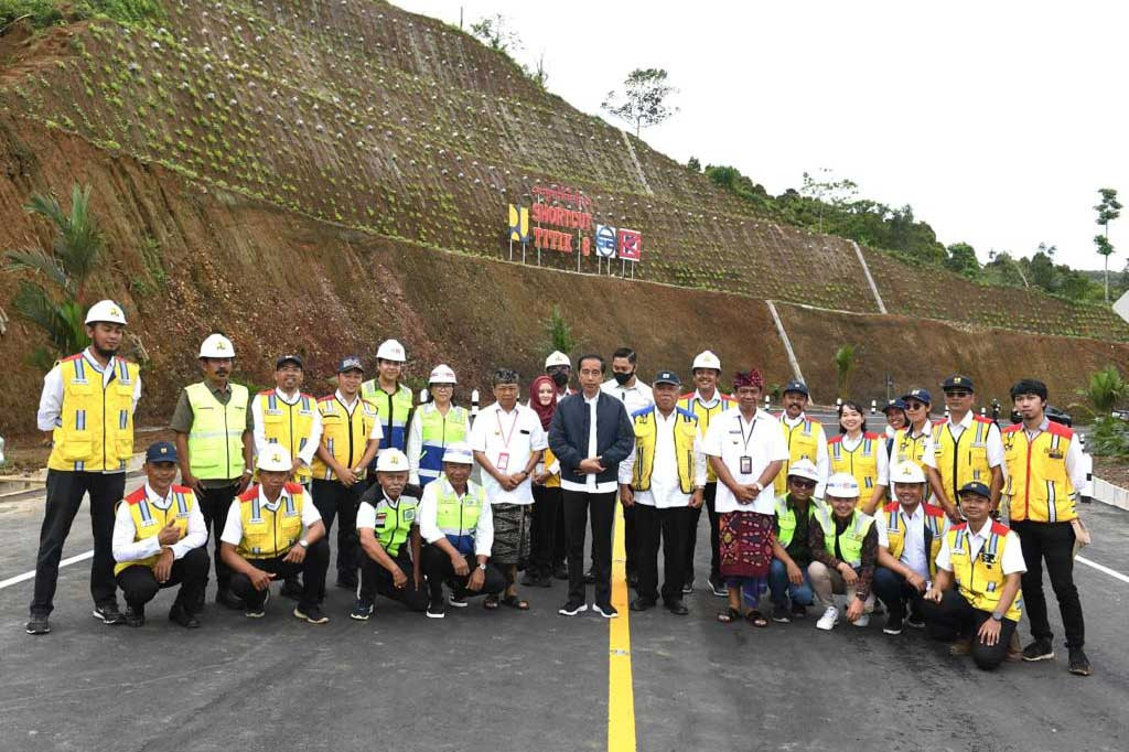 Presiden Joko Widodo meresmikan Jalan Pintas (shortcut) Batas Kota Singaraja-Mengwitani, Kabupaten Buleleng, Provinsi Bali, pada Kamis, 2 Februari 2023. 