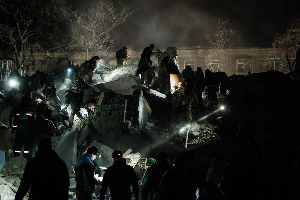 Tim penyelamat memindahkan puing-puing untuk mencari orang yang selamat di gedung apartemen yang hancur terkena roket Rusia di pusat kota Kramatorsk pada Rabu, 1 Februari 2023 waktu setempat.