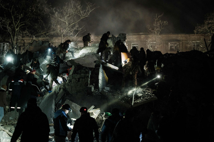 Tim penyelamat memindahkan puing-puing untuk mencari orang yang selamat di gedung apartemen yang hancur terkena roket Rusia di pusat kota Kramatorsk pada Rabu, 1 Februari 2023 waktu setempat.