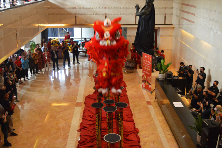 Aksi pertunjukan barongsai dari kelompok Barongsai Tonggak 'Kong Ha Hong Lion Dance Troupe', yang telah menyabet gelar juara dunia lima kali tersebut memukau puluhan karyawan yang hadir.