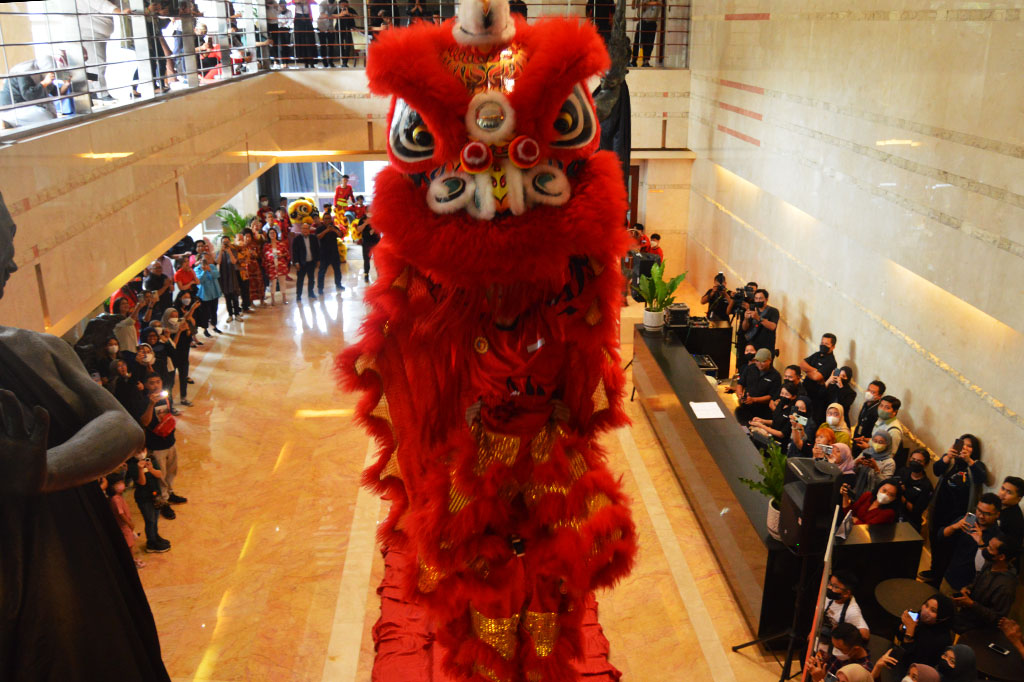 Riuh sorak-sorai dan tepuk tangan penonton mewarnai kelihaian para pemain barongsai yang tampil memukau di atas tiang besi.