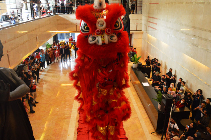 Riuh sorak-sorai dan tepuk tangan penonton mewarnai kelihaian para pemain barongsai yang tampil memukau di atas tiang besi.