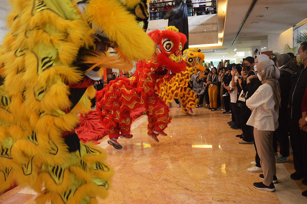 Aksi barongsai di depan puluhan karyawan Media Group.