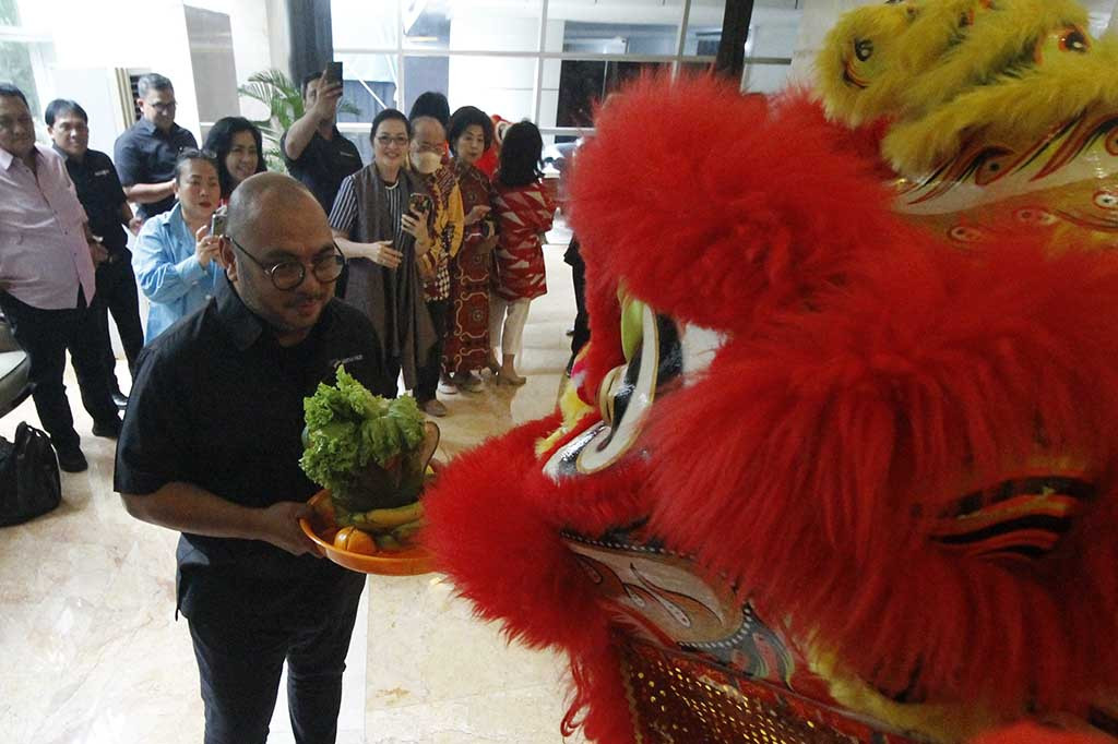 Barongsai menyerahkan buket sayur mayur dan buah-buahan kepada CEO MGN Muhammad Mirdal Akib.
