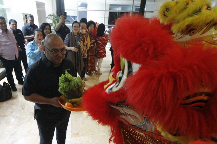 Barongsai menyerahkan buket sayur mayur dan buah-buahan kepada CEO MGN Muhammad Mirdal Akib.