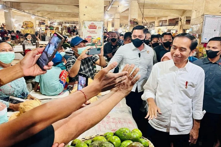 Masyarakat antusias menyambut kedatangan Presiden Joko Widodo dan Ibu Negara Iriana di Pasar Anyar Singaraja, Kabupaten Buleleng, Bali, Kamis, 2 Februari 2023.