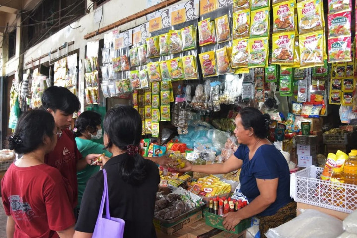 Saat berkeliling, Jokowi menyerahkan bantuan sosial dan bantuan modal kerja kepada para pedagang. Kunjungan ke pasar menjadi kegiatan yang sering dilakukan Jokowi setiap berkunjung ke daerah.