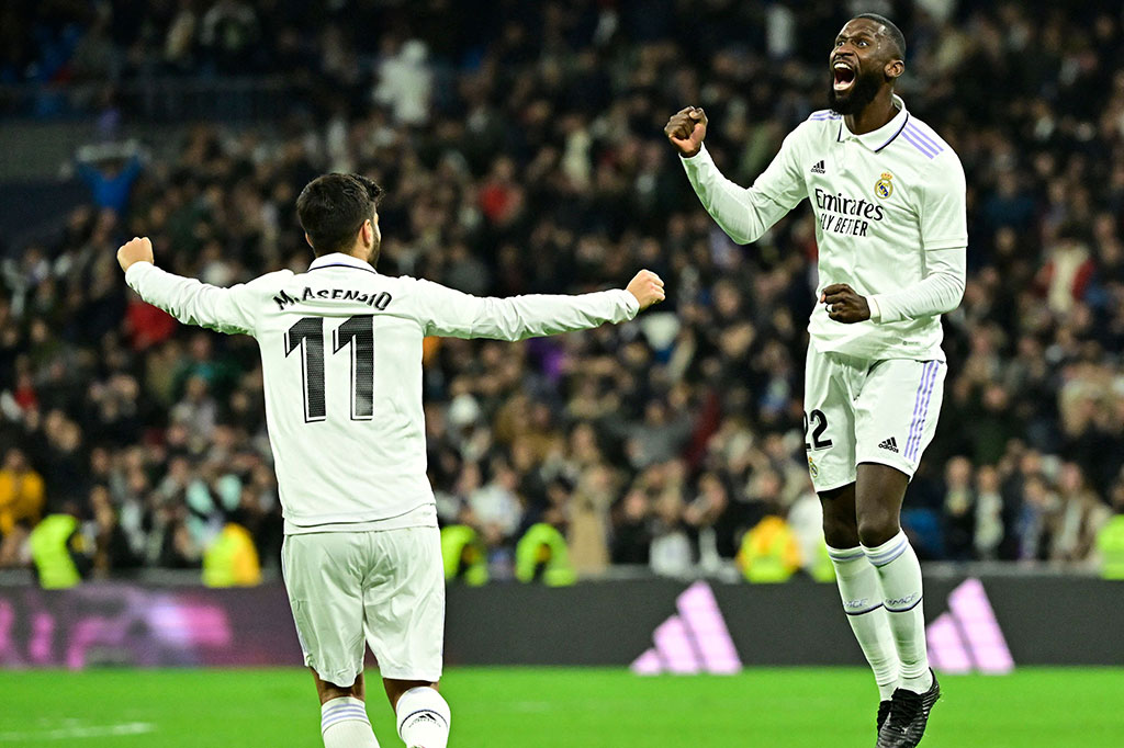 Di akhir babak pertama, Madrid berhasil menjebol gawang lawan. Umpan sepak pojok Luka Modric ditanduk Antonio Ruediger masuk ke dalam gawang. Tetapi Video Assistant Referee (VAR) menganulir gol tersebut karena ada pelanggaran dari Karim Benzema dalam proses terjadinya gol. Tidak ada gol yang tercipta di babak pertama.