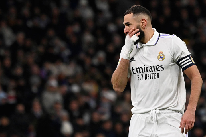 Sayang Benzema harus ditarik keluar lapangan pada menit ke-60. Pemain Prancis tersebut tertatih-tatih sambil memegang bagian belakang pahanya saat keluar lapangan.
