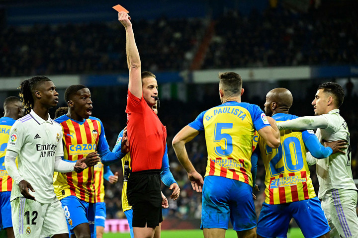 Tertinggal dua gol, Valencia justru harus bermain dengan 10 orang setelah Gabriel Paulista di kartu merah wasit karena mengganjal Vinicius. Pelanggaran ini sempat memicu keributan antara kedua tim.