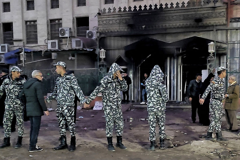 Kebakaran menghanguskan sebagian bangunan sebuah rumah sakit di Kairo utara, Rabu, 1 Februari 2023, menewaskan sedikitnya tiga orang dan melukai 32 lainnya.
