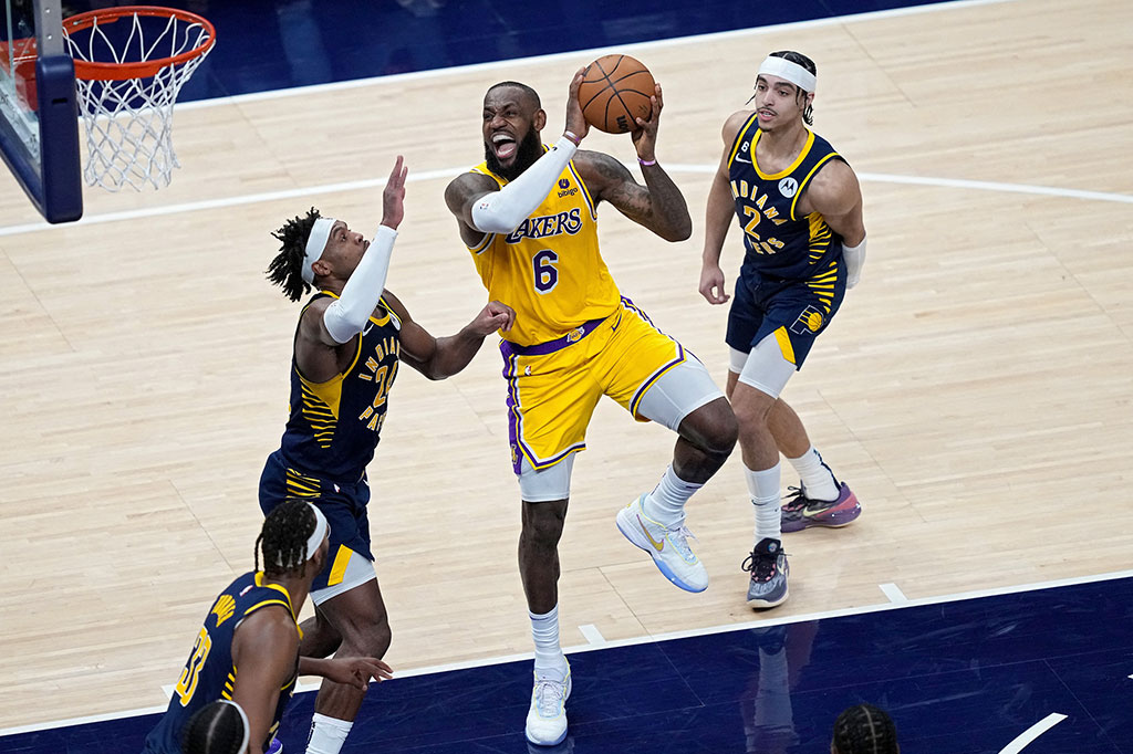 LeBron James terus mendekati rekor skor sepanjang masa NBA saat Los Angeles Lakers meraih kemenangan mendebarkan 112-111 atas Indiana pada laga lanjutan NBA di Gainbridge Fieldhouse, Indianapolis, Jumat, 3 Februari 2023 WIB.
