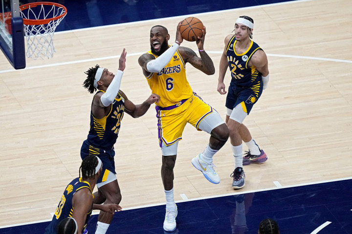 LeBron James terus mendekati rekor skor sepanjang masa NBA saat Los Angeles Lakers meraih kemenangan mendebarkan 112-111 atas Indiana pada laga lanjutan NBA di Gainbridge Fieldhouse, Indianapolis, Jumat, 3 Februari 2023 WIB.