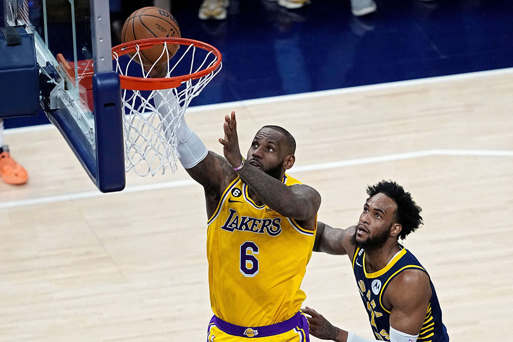 James, yang memasuki permainan membutuhkan 89 poin untuk melewati rekor Kareem Abdul-Jabbar sebagai pencetak poin terbanyak NBA sepanjang masa, pada laga tersebut mengemas 26 poin.
