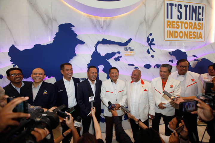 Wakil Ketua Majelis Syuro PKS, Sohibul Iman (tengah) didampingi pimpinan partai disambut pengurus Partai NasDem saat tiba di NasDem Tower, Gondangdia, Jakarta, Jumat, 3 Februari 2023. 