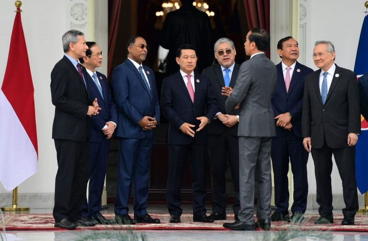 Presiden Joko Widodo dengan didampingi Menteri Luar Negeri (Menlu) Retno Marsudi menerima kunjungan kehormatan para menteri luar negara ASEAN dan Sekretaris Jenderal ASEAN Kao Kim Hourn di Istana Merdeka, Jakarta, Jumat, 3 Februari 2023.