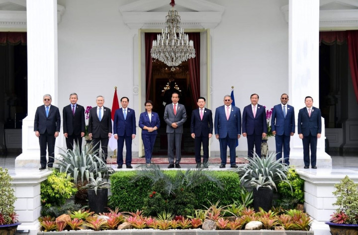 Presiden didampingi Menteri Luar Negeri Retno Marsudi dan para Menteri Luar Negeri ASEAN serta Sekretaris Jenderal ASEAN bersama-sama menuju veranda belakang Istana Merdeka untuk berfoto bersama.