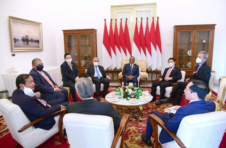 Usai berfoto bersama, Presiden dan para Menteri Luar Negeri ASEAN serta Sekretaris Jenderal ASEAN melakukan pertemuan yang digelar di Ruang Oval, Istana Merdeka, Jakarta.  Dalam sambutannya, Kepala Negara menyampaikan apresiasi dan ucapan selamat datang kepada para Menteri Luar Negeri ASEAN serta Sekretaris Jenderal ASEAN.