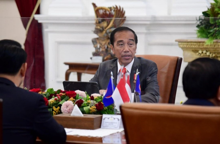Jokowi juga menekankan pentingnya penghormatan terhadap prinsip-prinsip demokrasi hukum internasional hak asasi manusia (HAM) sesuai dengan Piagam ASEAN.