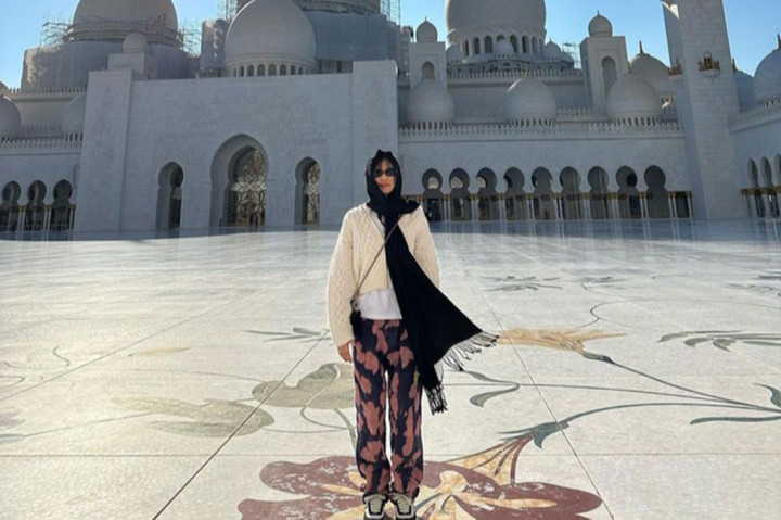 Di salah satu unggahannya itu, Jennie memamerkan foto dirinya yang sedang berkunjung ke Masjid Raya Sheikh Zayed. Bukan cuma itu, Jennie juga tampak mengenakan busana tertutup.