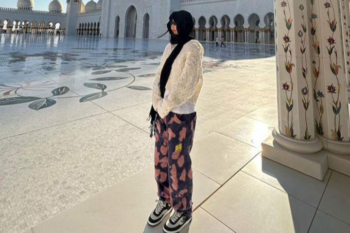 Jennie BLACKPINK memamerkan beberapa foto dirinya di akun Instagram-nya sedang berlibur di Abu Dhabi, Uni Emirat Arab. Salah satu unggahannya pun membuat heboh dunia maya.