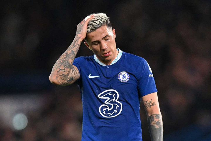 Pemain baru Chelsea yang memecahkan rekor transfer Liga Inggris Enzo Fernandez melakukan debutnya di laga tersebut. Ia tampil mengesankan dan hampir mengukir gol perdana. Sayang sepakannya masih melebar dari tiang gawang pada babak kedua.