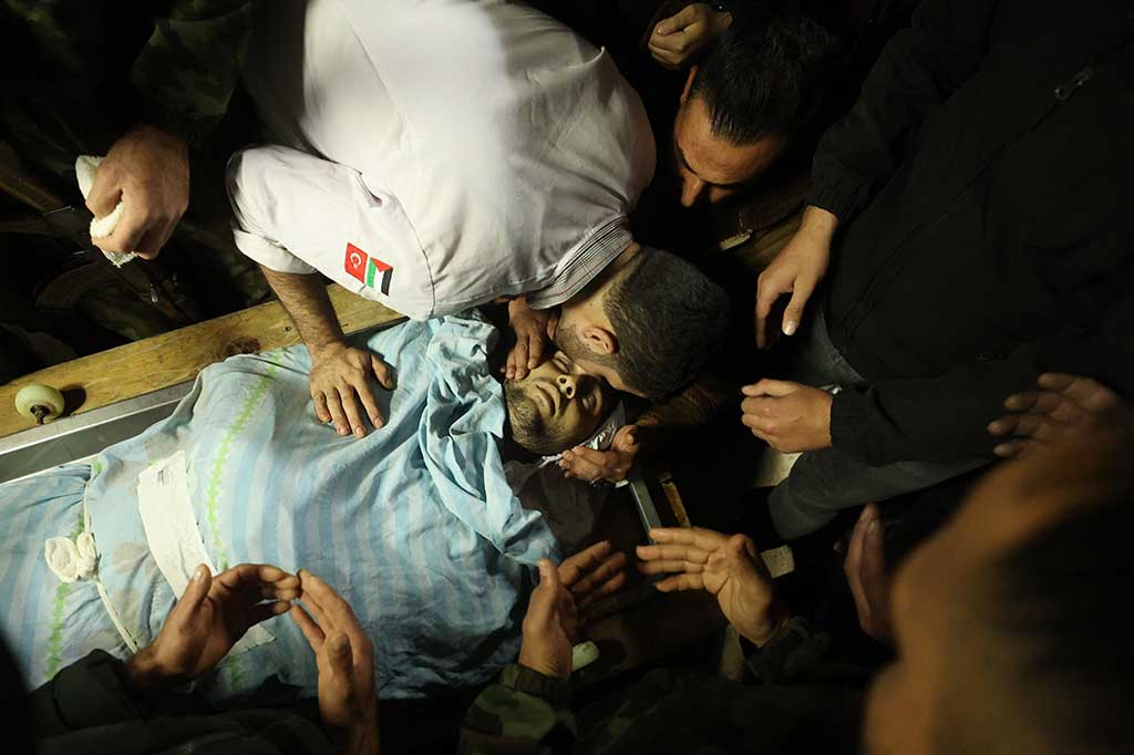 Kerabat berduka atas meninggalnya Abdullah Sami Qalalweh, 26, yang ditembak  tentara Israel di Tepi Barat pada Jumat, 3 Februari 2023 waktu setempat.