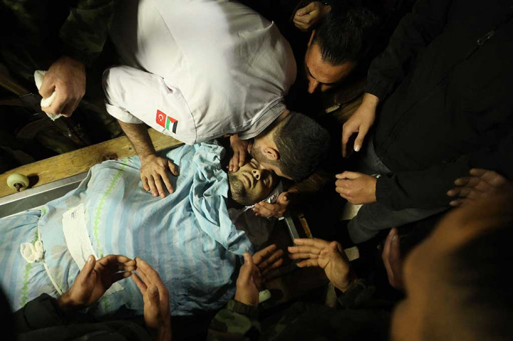 Kerabat berduka atas meninggalnya Abdullah Sami Qalalweh, 26, yang ditembak  tentara Israel di Tepi Barat pada Jumat, 3 Februari 2023 waktu setempat.