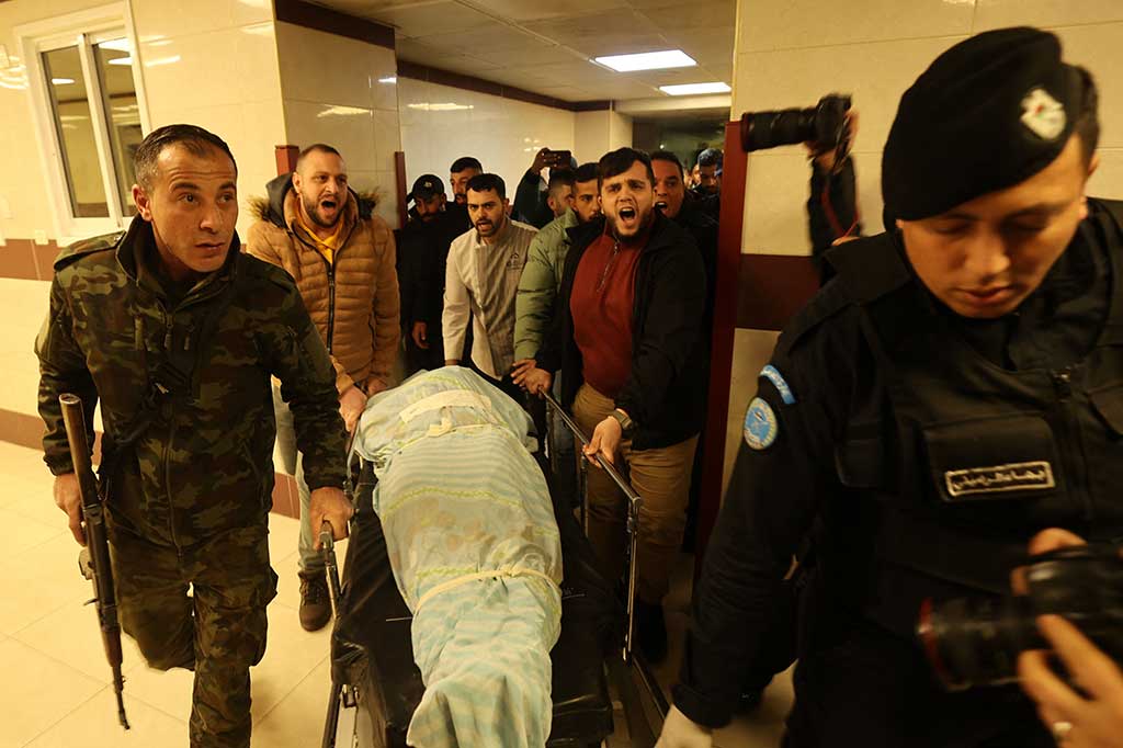 Sementara itu tentara Israel mengatakan tentara telah menembakkan peluru tajam ke udara setelah seorang tersangka berjalan menuju pos terdepan militer yang berdekatan dengan sebuah pangkalan militer di daerah Huwara.