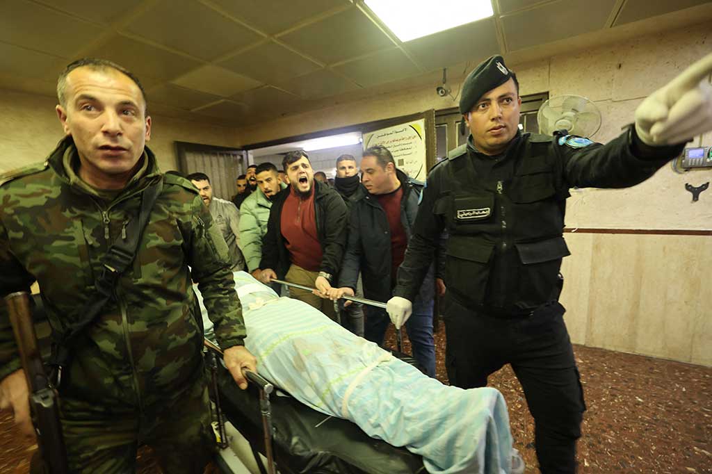 Dikatakan, Qalalweh berusaha menyerang salah satu tentara dan tentara lain yang berada di tempat itu menembak ke arah tersangka dan memukulnya. Tentara mengkonfirmasi kepada AFP bahwa Qalalweh tidak bersenjata.