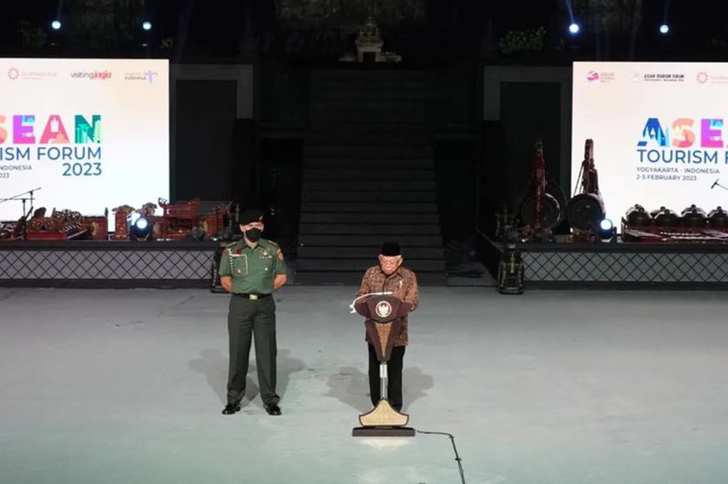 Pariwisata merupakan salah satu sektor yang krusial untuk memulihkan ekonomi, membuka lapangan kerja bagi masyarakat, serta menjadikan masyarakat Indonesia tangguh dan berdaya. Hal itu dikatakan Wakil Presiden Ma'ruf Amin saat membuka ASEAN Tourism Forum 2023 di Pelataran Candi Prambanan, Sleman, Yogyakarta, Jumat, 3 Fenbruari 2023 malam.