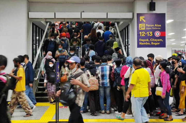 Penumpukan penumpang akhir-akhir ini kembali terjadi di Stasiun Manggarai, Jakarta Selatan. Antrean penumpang mengular terjadi saat pagi dan sore ketika jam berangkat dan pulang kantor.