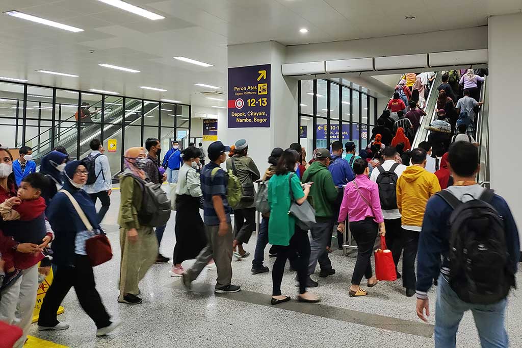 Pantauan Medcom.id, Jumat, 3 Februari 2023, terjadi penumpukan penumpang saat jam pulang kantor. Tingkat kepadatan penumpang meningkat dan puncaknya terjadi pada pukul 18.00 WIB. Namun, kepadatan inipun tidak menentu, tergantung waktu kedatangan KRL.