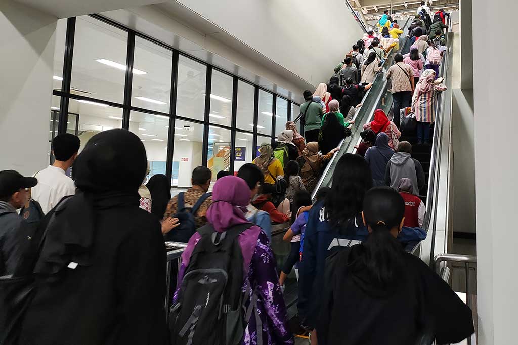 Salah satu pengguna KRL, Dina mengungkapkan bahwa setiap jam pulang kerja  Stasiun Manggarai selalu dipadati penumpang. 