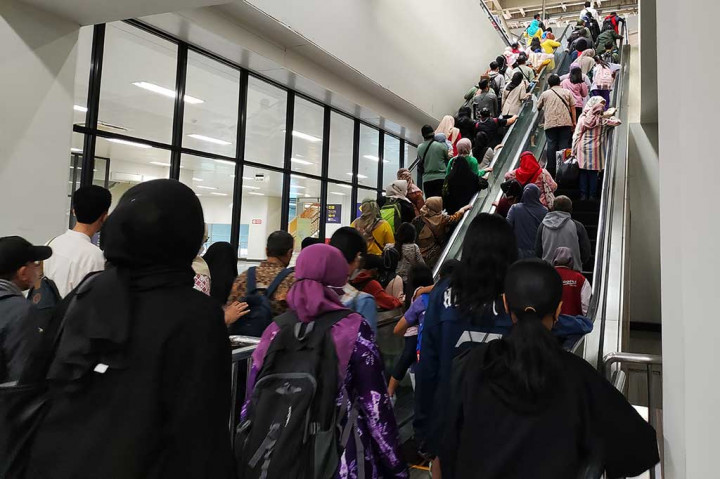 Salah satu pengguna KRL, Dina mengungkapkan bahwa setiap jam pulang kerja  Stasiun Manggarai selalu dipadati penumpang. 