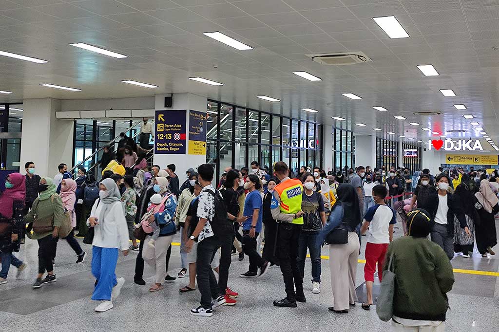 Menurut Dina saat ini Stasiun Manggarai kurang efektif kalau dijadikan stasiun transit. Karena jadwal kedatangan pengguna dari stasiun lain sering berbarengan sehingga menimbulkan kepadatan. 