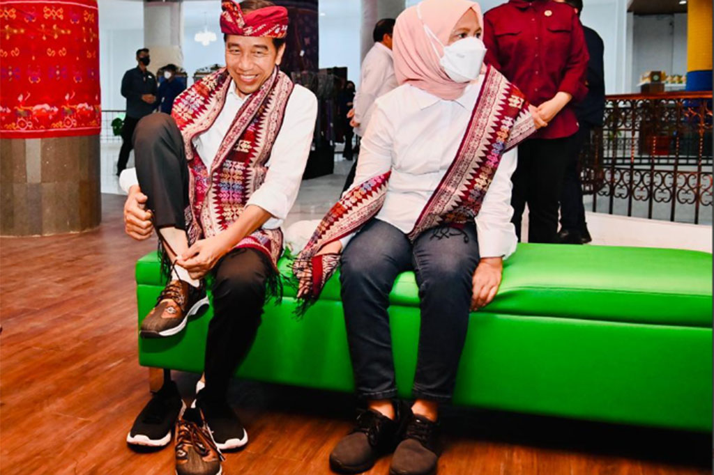 Presiden lantas mencoba sepatu tersebut sambil duduk bersebelahan dengan Ibu Negara Iriana Joko Widodo. 