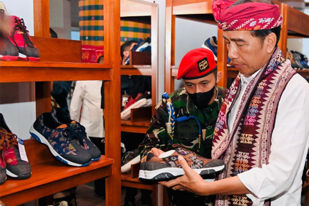 Awalnya, Presiden melihat-lihat puluhan pasang sepatu yang dipajang di rak di salah satu sudut sentra tersebut. Presiden sempat memilih beberapa sepatu sambil melihat detail bentuk dan motifnya, namun pencariannya terhenti kepada sepasang sepatu kets tenun berwarna dominan cokelat.
