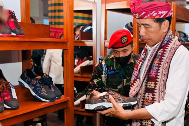Awalnya, Presiden melihat-lihat puluhan pasang sepatu yang dipajang di rak di salah satu sudut sentra tersebut. Presiden sempat memilih beberapa sepatu sambil melihat detail bentuk dan motifnya, namun pencariannya terhenti kepada sepasang sepatu kets tenun berwarna dominan cokelat.
