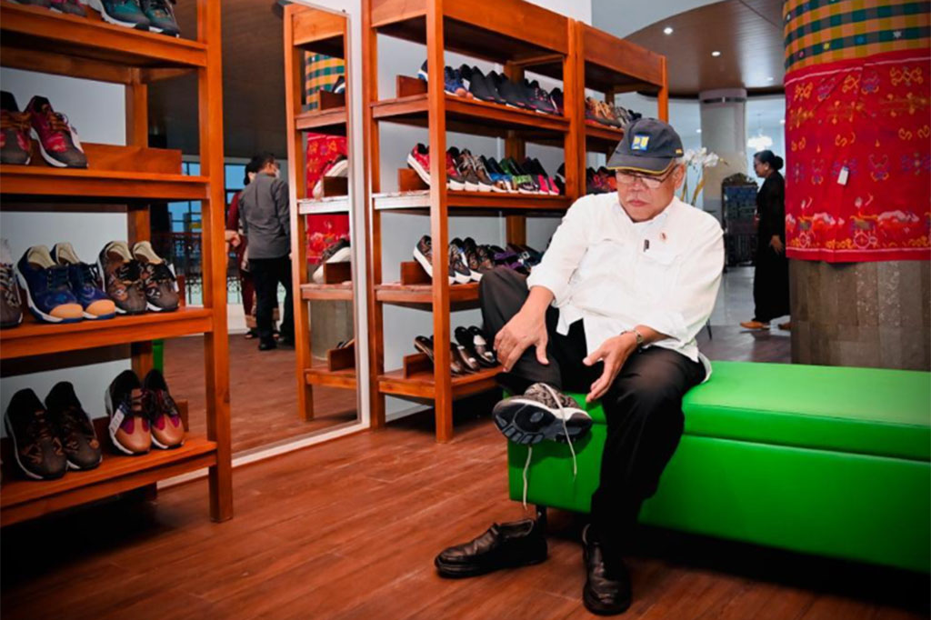 Melihat hal itu, Menteri Pekerjaan Umum dan Perumahan Rakyat Basuki Hadimuljono tak mau kalah dengan Presiden dan turut menjajal sepasang sepatu.