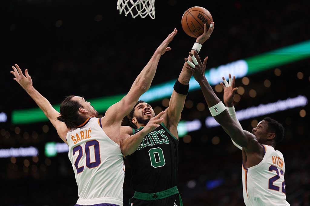 Phoenix Sun mengalahkan Boston Celtics dengan skor akhir 106-94 dalam laga lanjutan NBA yang digelar di TD Garden, Boston, Sabtu, 4 Februari 2023 WIB.