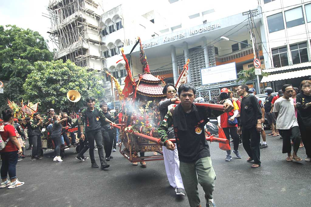 Pada Festival tersebut juga terdapat beberapa atraksi seperti barongsai, liong dan tandu dewa. Bagi pengunjung yang datang, dapat mendekatkan diri ke tandu dewa yang dinilai untuk mendapatkan keberkahan. 