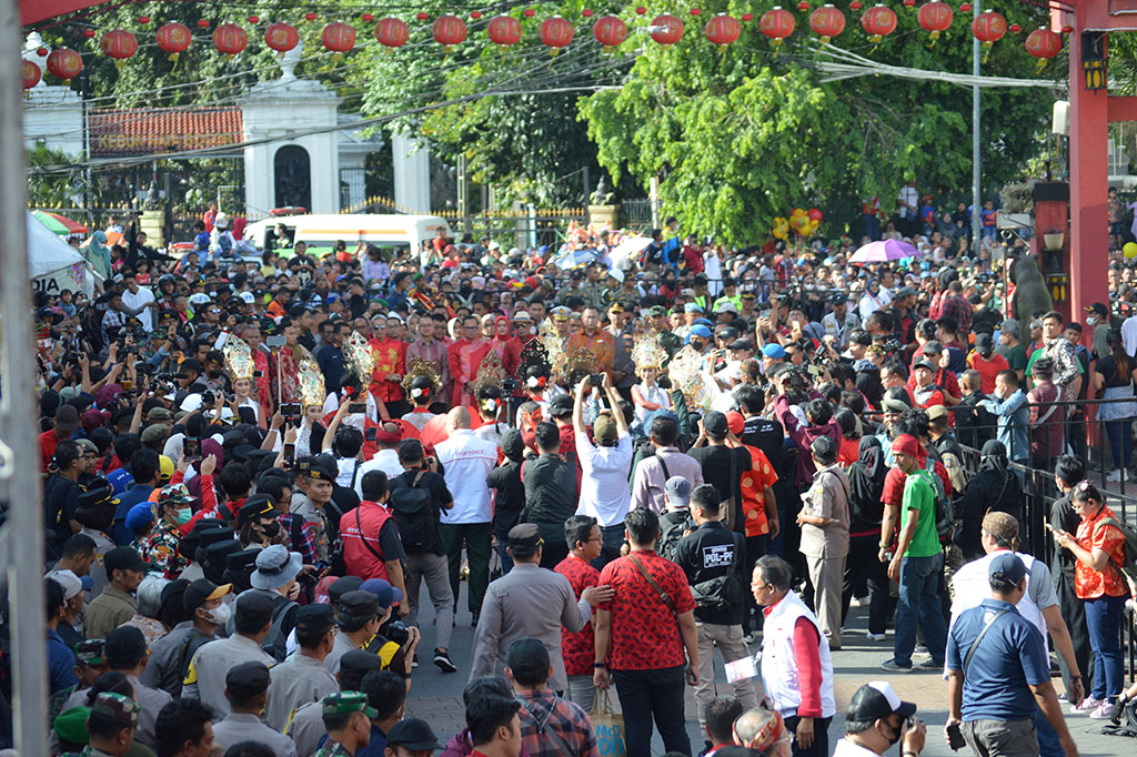 Puluhan ribu warga tumpah ruah di ajang Bogor Street Festival Cap Go Meh 2023 di Jalan Surya Kencana, Bogor, Jawa Barat, Minggu, 5 Februari 2023. Bogor Street Festival CGM menampilkan berbagai atraksi budaya yang ada di Jawa Barat.