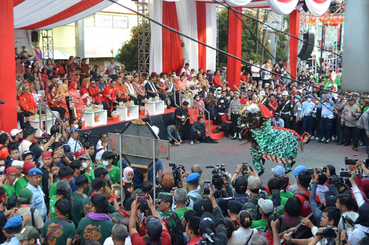 Sebelumnya, pawai diawali dengan penampilan Kinin, yaitu sebuah Liong sebagai simbol tumpangan para dewa.